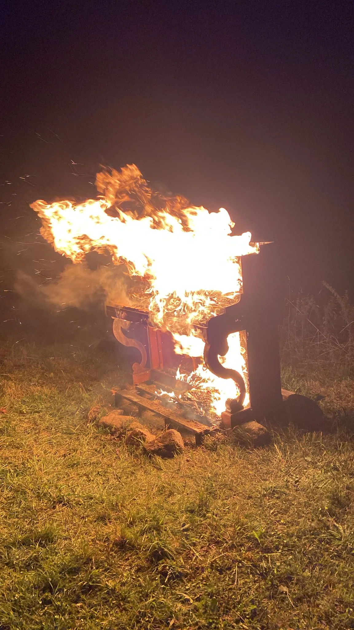 IMG 20250802 WA0004 Kulture Botte Photo d'un piano qui brûle