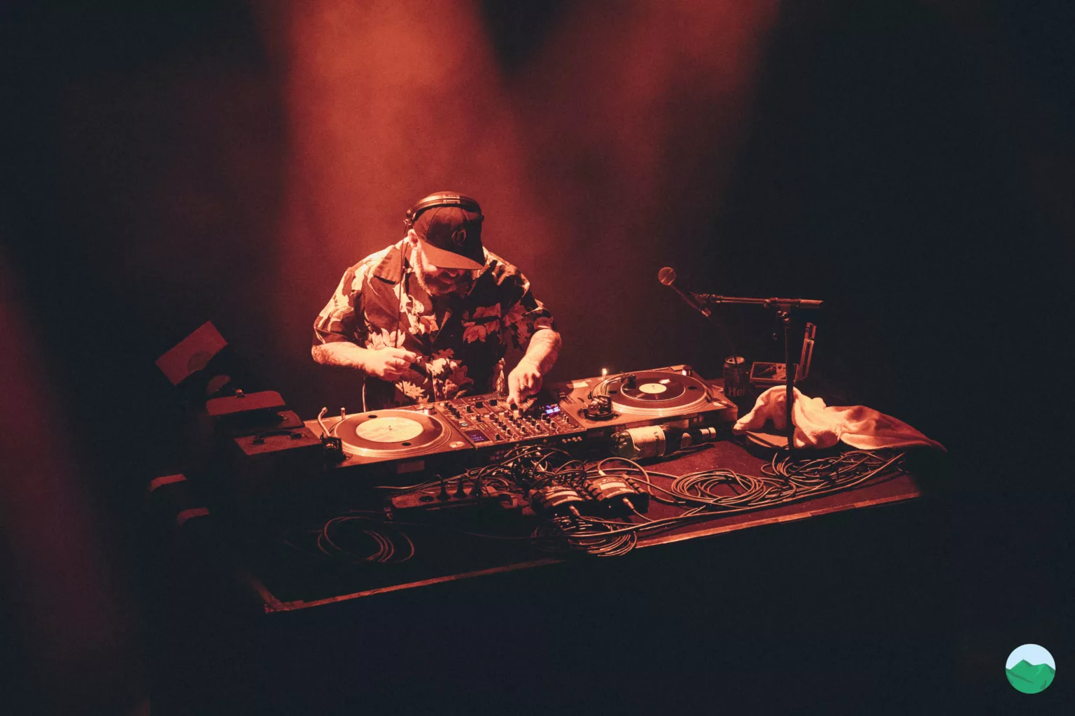 Dr Vince avec une table de mixage