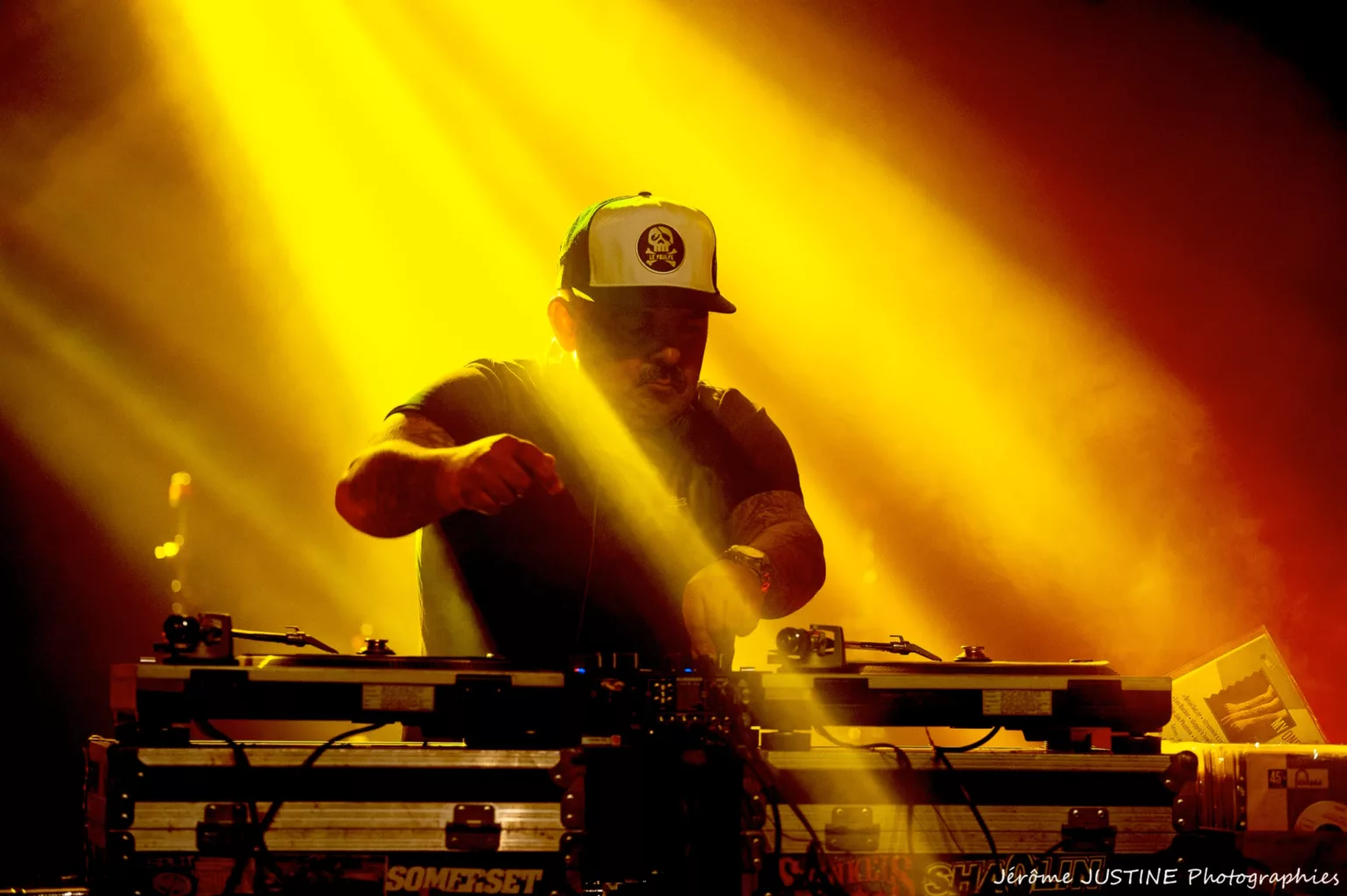 Dr Vince avec une table de mixage